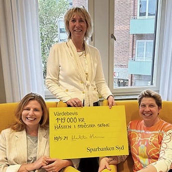 Projektet Hästen i sydöstra Skåne tar emot en gul check från stiftelsen