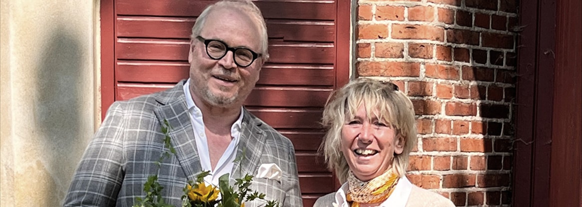 Tillkännagivande av Piratenpriset till Fredrik Lindström med bankens vd