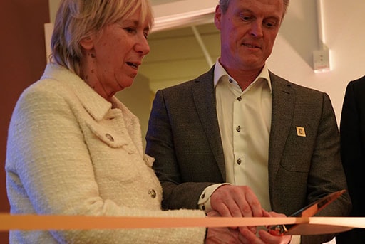Vd Henrietta Hansson och mäklare Markus Ekström klipper bandet till nyinvigning av Malmökontoret
